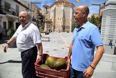 Vecinos de Villaconejos, con los melones que han dado fama al pueblo.