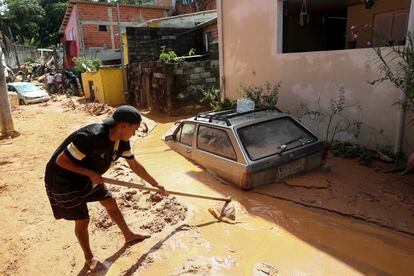 Un hombre ayuda en el rescate de los cuerpos de las víctimas de un deslizamiento de tierra, en São Sebastiao (Brasil), el pasado 21 de febrero.