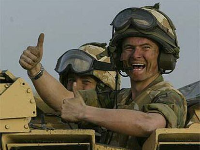 Un tanquista británico muestra su satisfacción a bordo de su blindado tipo Challenger, uno de los vehículos militares que avanzan hacia Basora.