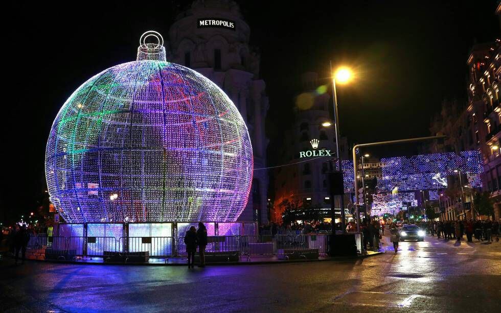 La bola de Navidad de 12 metros instalada en Madrid y cubierta de luces LED.