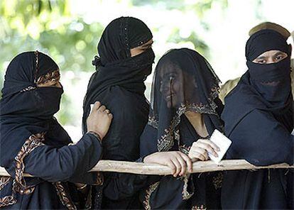 Un grupo de mujeres musulmanas hace cola para votar en un colegio de Jafarabad, al este de Delhi.