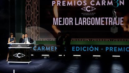 Entrega del premio a la mejor película de la III edición de los Premios Carmen del Cine Andaluz, celebrados en Huelva. / CORTESÍA PREMIOS CARMEN