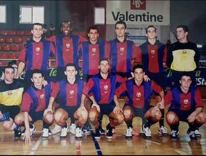 The Barça futsal squad in the 2000/01 season, with Jordi Torras in the first position of the top row starting from the left.