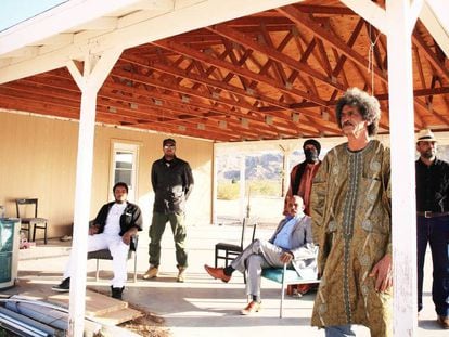Los integrantes de la banda tuareg Tinariwen.