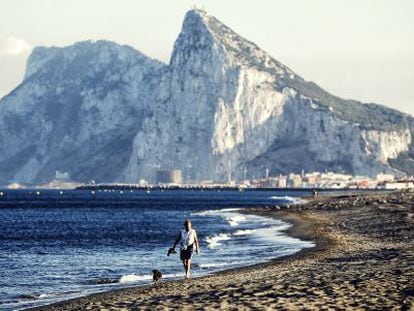 Playa de la Atunara, en La Línea de la Concepción, con el Peñón al fondo.