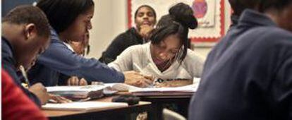 Una estudiante ayuda a otra durante una clase en el instituto Bedford Academy de Brooklyn, en Nueva York.