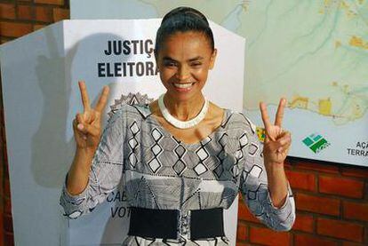 La candidata verde a la presidencia de Brasil, Marina Silva, tras votar en octubre pasado.