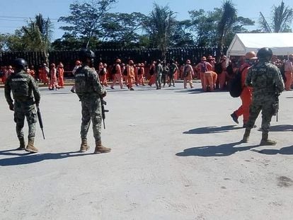 Enfrentamiento entre policías y manifestantes de la empresa ICA, este miércoles en el complejo Dos Bocas.