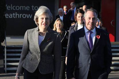 Theresa May junto al secretario de Estado de Comercio, ayer en Londres.