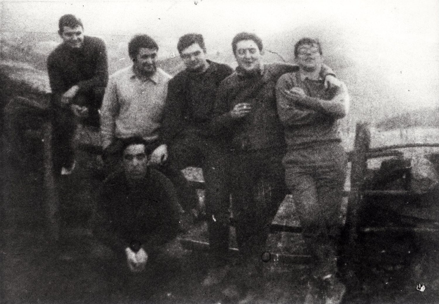 Imagen de varios de los miembros de ETA que serían juzgados en el proceso de Burgos de diciembre de 1970, en una foto de 1968, en el Biltzar Ttipia De Dima (Vizcaya), cuando se encontraban en la clandestinidad. De izquierda a derecha de pie: Xabier Izko de la Iglesia "Txikerra", Mikel Etxeberria "Makagüen", Mario Onaindia, Gregorio López Irasuegi "Javi", Eduardo Uriarte "Teo", y, agachado, Jon Etxabe.