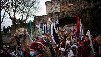 Los Reyes Magos acceden a Pamplona a través del Portal de Francia durante la cabalgata del año pasado.