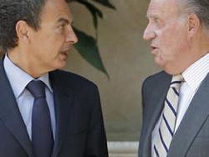 El presidente del Gobierno, José Luis Rodríguez Zapatero, conversa con el Rey Juan Carlos a su llegada al Palacio de Marivent.