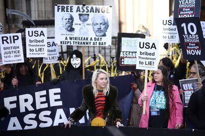 Seguidores de Julian Assange, frente al tribunal británico, este viernes en Londres.