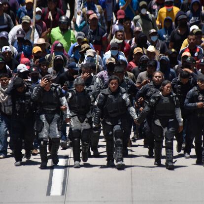 Manifestantes marchan escoltando a elementos retenidos de la Policía estatal y la Guardia Nacional en Chilpancingo (Guerrero), el 10 de julio.