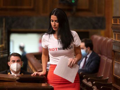 La diputada de Vox Carla Toscano lleva una camiseta en el Parlamento en la que se puede leer "NOT ME TOO", como muestra de su oposición al movimiento feminista, el 14 de octubre de 2021.