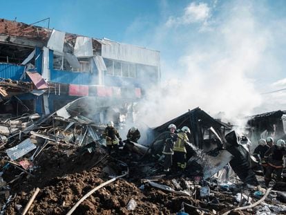 Bomberos apagan el incendio en un mercado local causado por un bombardeo en Bajmut, en el este de Ucrania, este jueves.