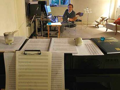 El compositor Alberto Iglesias, en su estudio madrileño.