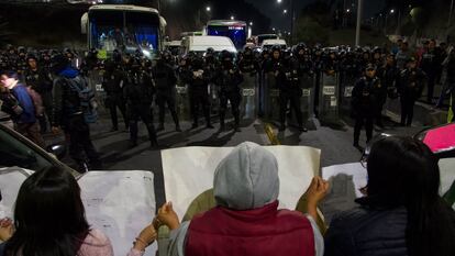 Familiares de una joven desaparecida bloquean la avenida.