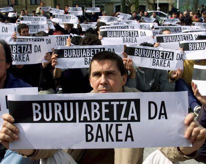 Arnaldo Otegi, lider de Euskal Herritarrok, enseña un cartel en el que se lee "la soberanía es la paz" durante una huelga general convocada por EH en San Sebastian, el 10 de abril de 2001.