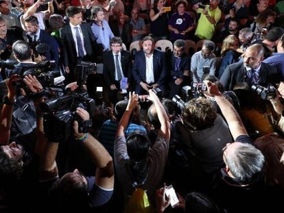 Puigdemont i Junqueras, envoltats de periodistes.