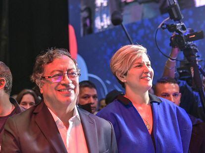 Gustavo Petro and his wife, Verónica Alcocer, during the celebrations for his victory.