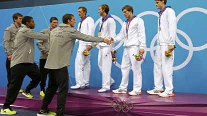 Los norteamericanos felicitan al equipo franc&eacute;s.