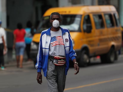 Un hombre camina por una calle de La Habana vestido con atuendos con la bandera estadounidense, el pasado enero.