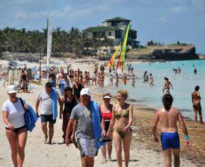 Cientos de cubanos y extranjeros disfrutan de un día de mar en la playa de Varadero. EFE/Archivo