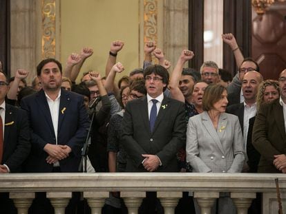Carles Puigdemont (en el centro), en el Parlamento de Cataluña tras aprobarse la declaración de independencia, el 27 de octubre de 2017.