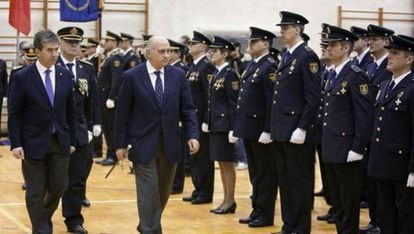 Cosidó y Fernández Díez pasan revista a un grupo de policías en 2014.