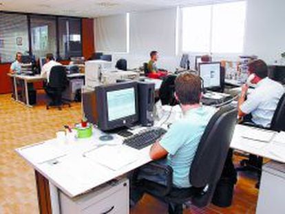 Trabajadores utilizando ordenadores en una empresa de Canarias.