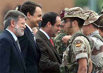 El presidente José Luis Rodríguez Zapatero, flanqueado por Juan Carlos Rodríguez Ibarra y José Bono, saluda a la Brigada Plus Ultra II.