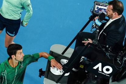 Djokovic da un toque al árbitro en un instante de la final en Melbourne.