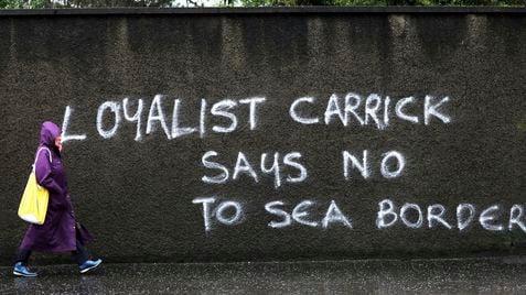 Una pintada unionista contra los controles fronterizos en el mar de Irlanda, este miércoles, en Carrickfergus (Irlanda del Norte).