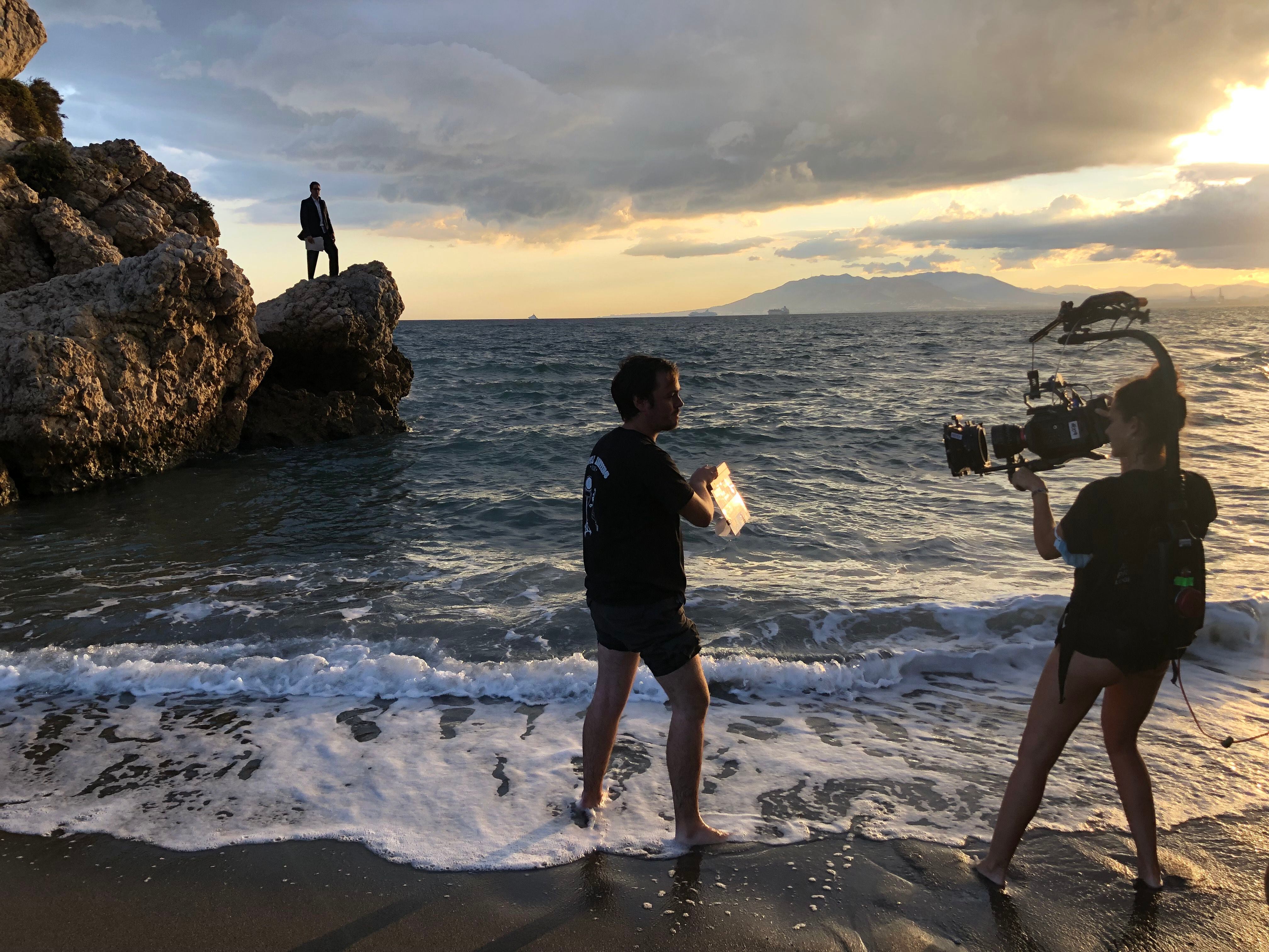 Rodaje de una escena en la playa de 'Emilio Prados, cazador de nubes', en Málaga.