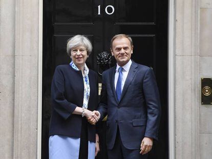 La primera ministra brit&aacute;nica, Theresa May recibe al presidente del Consejo Europeo, Donald Tusk en Londres, Reino Unido. 