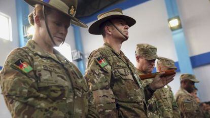 Soldados de la ISAF asisten a la ceremonia del domingo en Kabul.