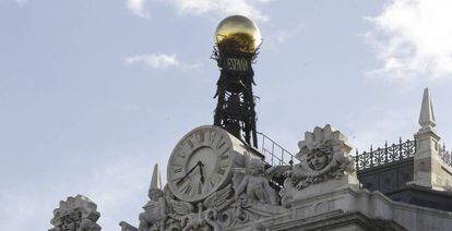 Reloj en la fachada de la sede del Banco de Espa&ntilde;a, en la Plaza de Cibeles en Madrid. EFE/Archivo