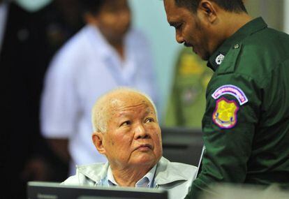 El jefe del Estado Kampuchea Democrática, Khieu Samphan, de 87 años, en una sala de las Cámaras Extraordinarias de los Tribunales de Camboya, este viernes.