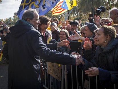 El presidente de la Generalitat, Quim Torra, saluda este lunes a sus partidarios a las puertas del Tribunal Superior de Justicia de Cataluña.