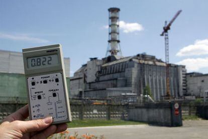 Un contador geyger mide los niveles de radiactividad en las proximidades de la central de Chernóbil, en junio de 2005.