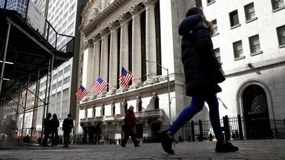 Varias personas caminan frente a Wall Street, en una foto de archivo.