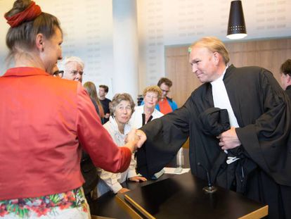 La fundadora de la ONG Marjan Minnesma saluda al juez en 2015.