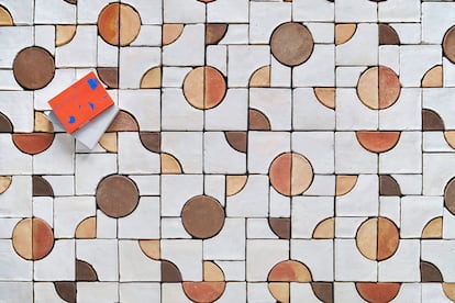 Ofrecen mosaicos, teselaciones y diseños con sello de autor acompañados de atrezo sureño, como unos boquerones o un plato de porra antequerana.