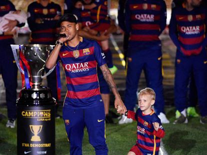 Neymar se dirige a los seguidores en el Camp Nou con su hijo de la mano.