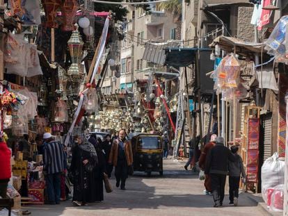 La gente camina en una calle en el distrito del Viejo Cairo, el domingo 19 de febrero de 2023.