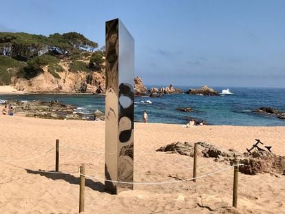 La columna metálica aparecida este martes  en la playa de Sa Conca de Castell-Platja d'Aro.