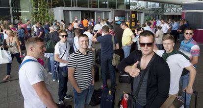 Un grupo de turistas rusos a su llegada al aeropuerto de Málaga.