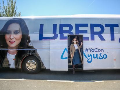 La presidenta de la Comunidad de Madrid, Isabel Díaz Ayuso, durante la presentación de los autobuses de campaña electoral del PP.