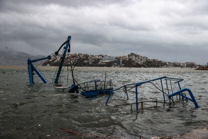 'Otis' ha sorprendido a meteorólogos y científicos por la rapidez con la que se intensificó en el Pacífico. En tan solo 12 horas, pasó de ser una tormenta tropical a un huracán de máxima intensidad, que tocó tierra en la madrugada del miércoles en Acapulco con lluvias torrenciales y vientos de más de 260 kilómetros por hora. En la imagen, infraestructura dañada por el paso del ciclón. 